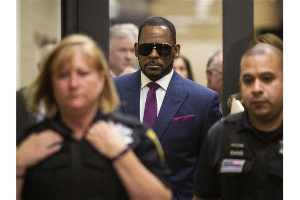Prozess gegen R. Kelly startet in New York R. Kelly bei einem früheren Gerichtstermin in Chicago zu Unterhaltszahlungen für seine Kinder. Foto: Ashlee Rezin/Chicago Sun-Times/AP/dpa