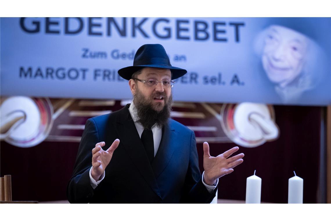 "Geschichte der Stärke": Abschied von Margot Friedländer Rabbiner Yehuda Teichtal spricht in der Zentralen Synagoge der Jüdischen Gemeinde Chabad Berlin ein Gedenkgebet für Margot Friedländer.