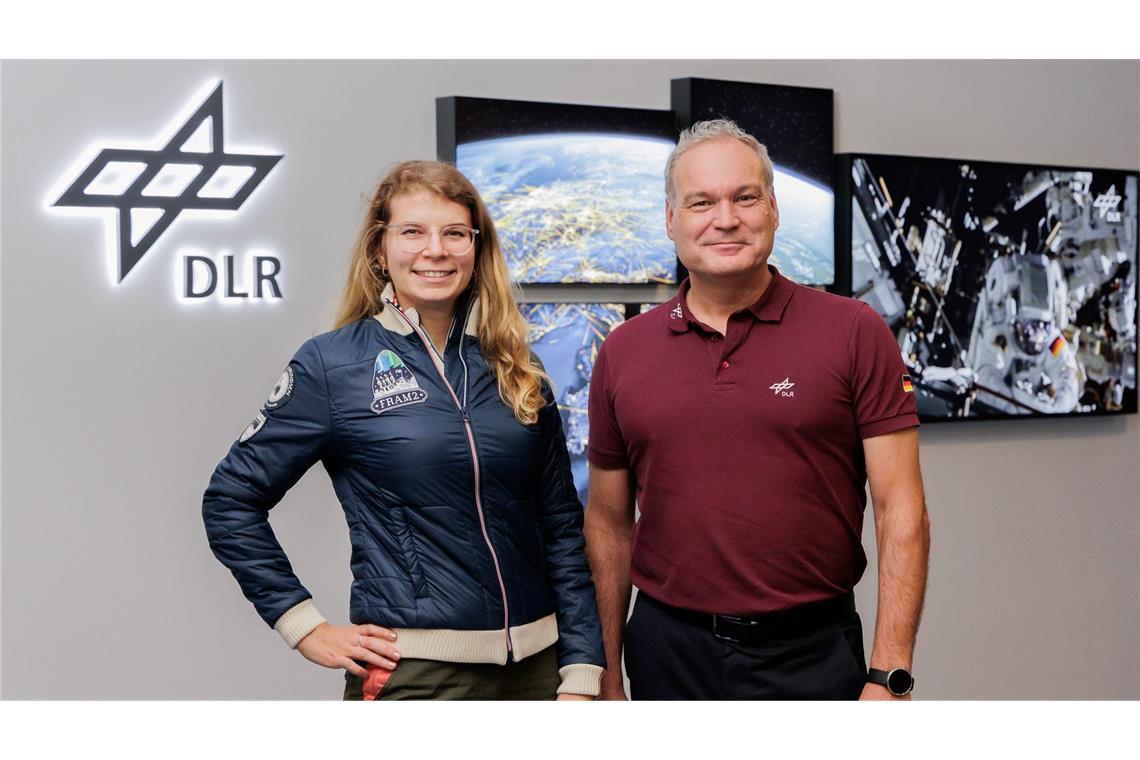 Rabea Rogge soll als erste deutsche Frau ins All fliegen Rabea Rogge steht neben Walther Pelzer, dem Generaldirektor der Deutschen Raumfahrtagentur, im Deutschen Zentrum für Luft- und Raumfahrt.