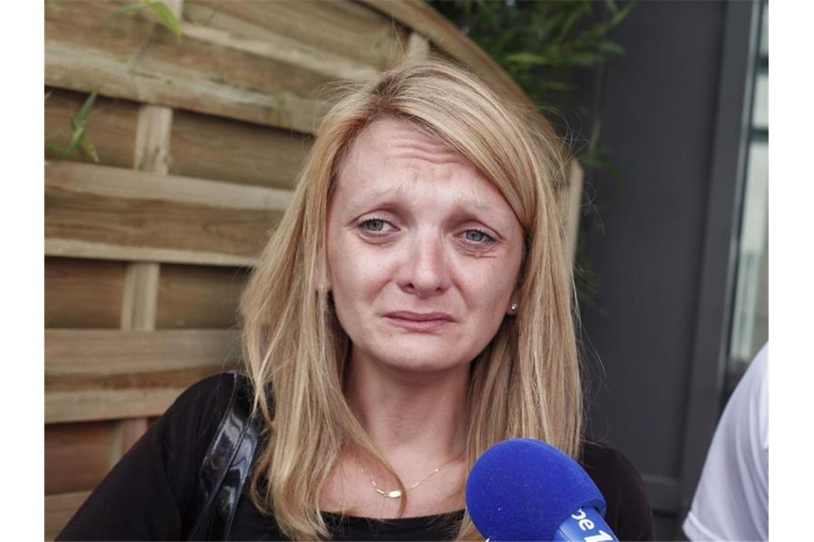 Rachel Lambert, Ehefrau des Wachkoma-Patienten Vincent Lambert, weint, während sie vor dem Sebastopol-Krankenhaus mit Journalisten spricht. Foto: Thibault Camus/AP