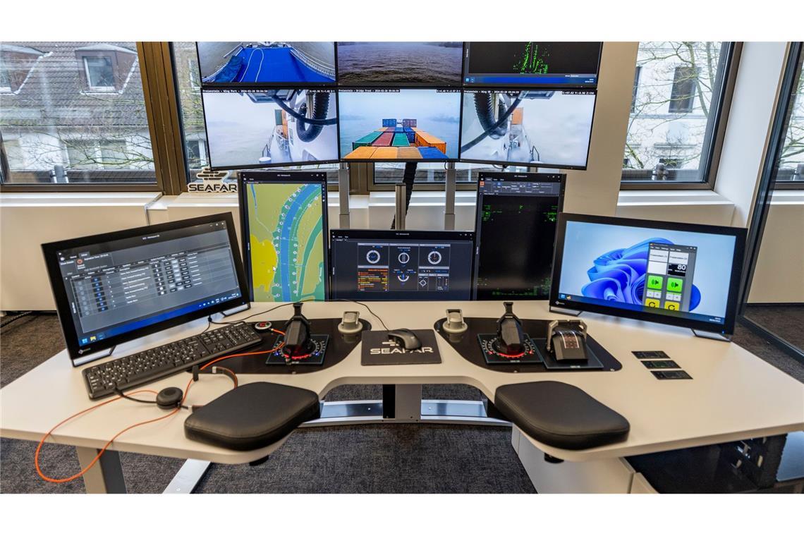 Technik gegen Personalmangel: Schiff fährt ferngesteuert Radar, Funk, Steuerknüppel - aber alles in einem Büro mitten in Duisburg. Von hier aus werden Schiffe ferngesteuert.
