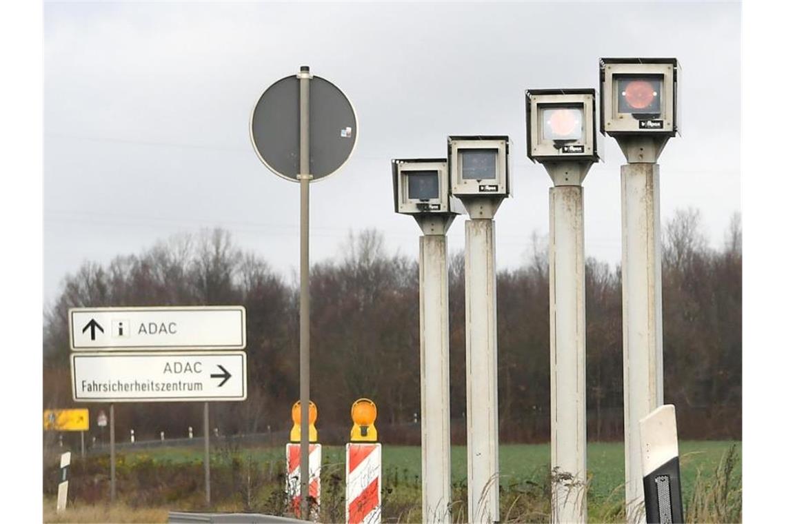 Radaranlage an einer Bundesstraße: Niedersachsens Innenminister Pistorius will Raser mit höherem Einkommen stärker zur Kasse bitten. Foto: Holger Hollemann