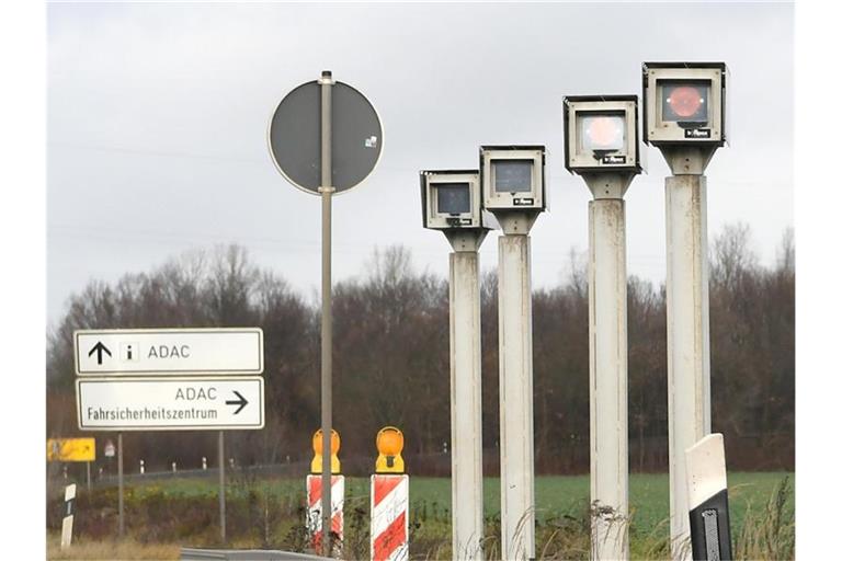 Radaranlage an einer Bundesstraße: Niedersachsens Innenminister Pistorius will Raser mit höherem Einkommen stärker zur Kasse bitten. Foto: Holger Hollemann