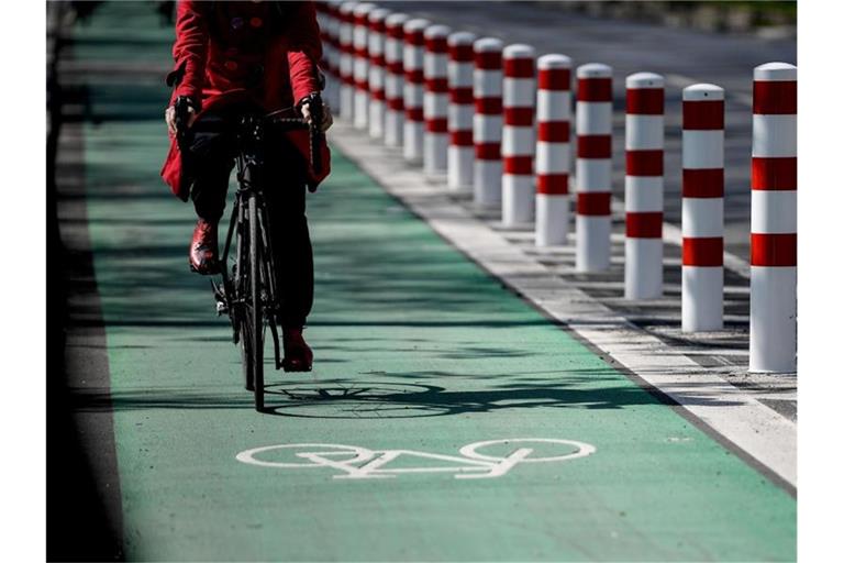 Radfahren boomt in der Corona-Pandemie. Doch nicht alle Städte sind gut gerüstet. Foto: Britta Pedersen/dpa-Zentralbild/dpa