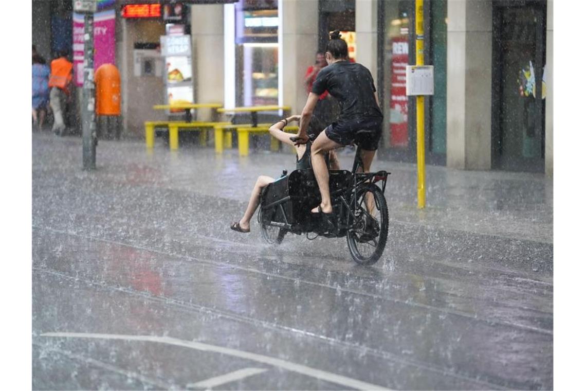 Kräftige Unwetter in einigen Regionen Deutschlands Radfahrer auf der Friedrichstraße in Berlin. Foto: Jörg Carstensen/dpa