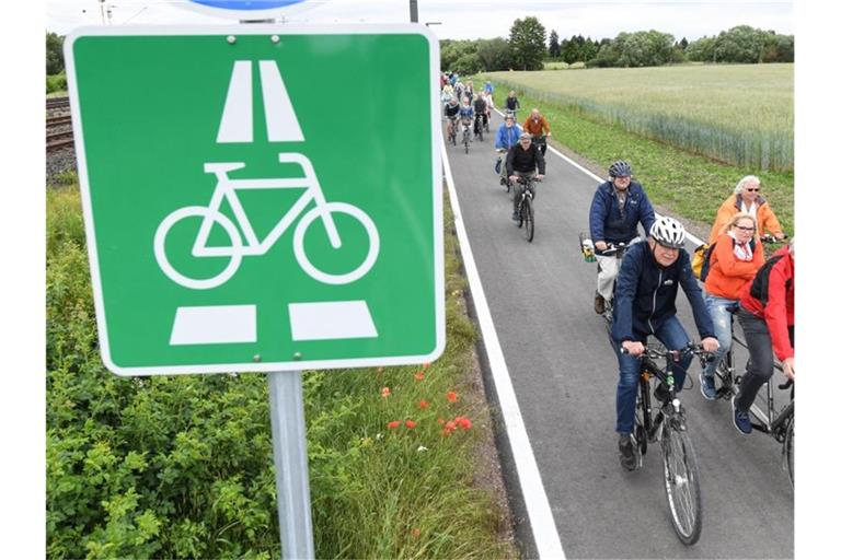 Radfahrer auf einem Radschnellweg. Foto: Arne Dedert/dpa/Symbolbild