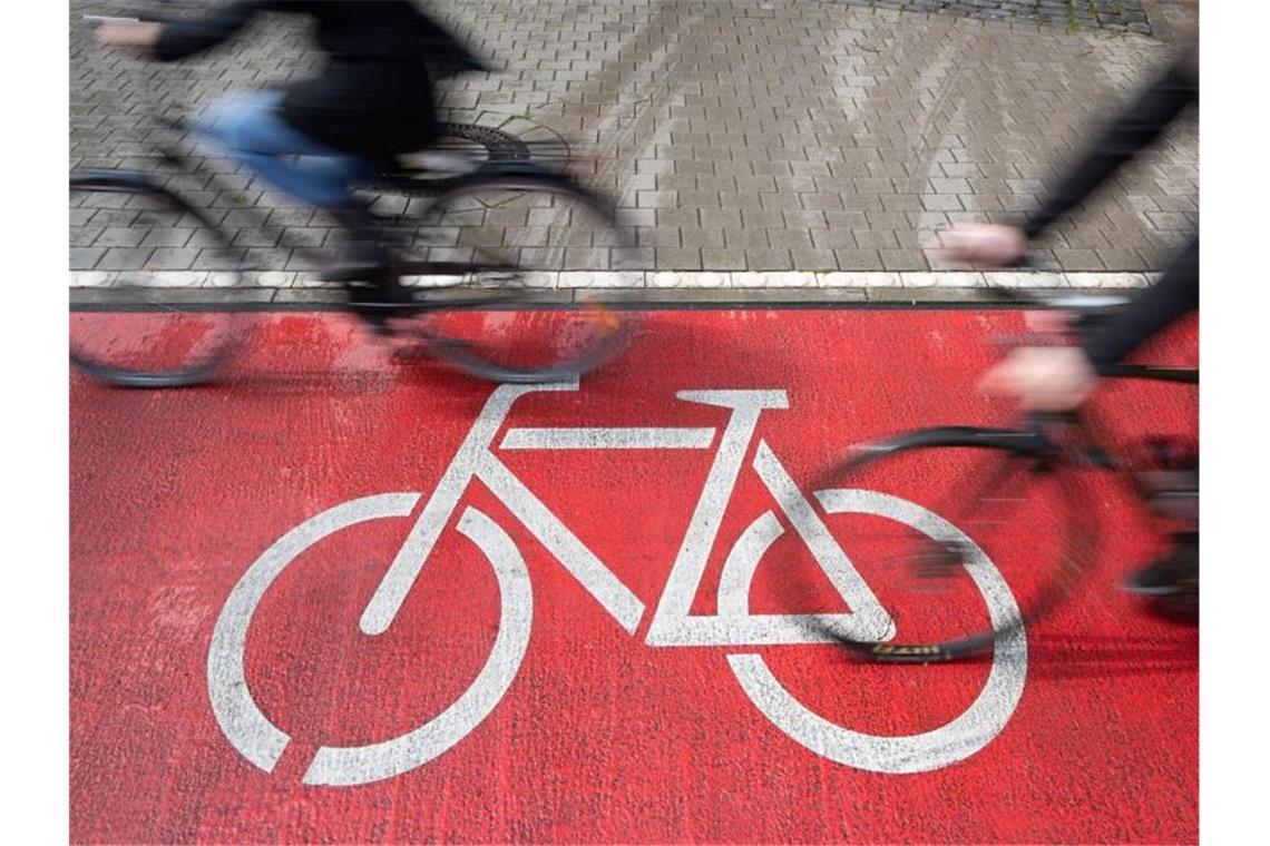 Deutlich weniger Geld für Radwegeausbau im kommenden Jahr Radfahrer fahren auf einem Radweg. Foto: Friso Gentsch/dpa/Symbolbild