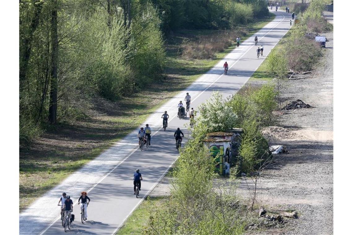 Bund fördert Radschnellwege im Südwesten Radfahrer nutzen das schöne Wetter für eine Fahrt über den Radschnellweg Ruhr. Foto: Roland Weihrauch/dpa/Archivbild