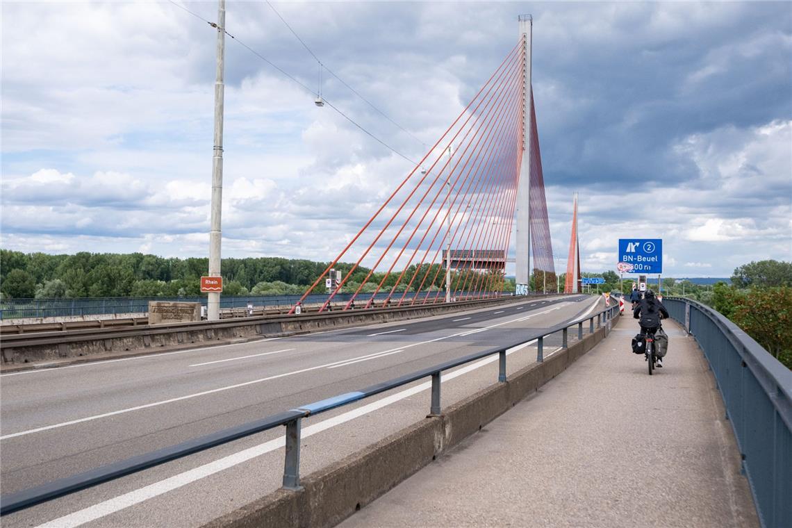 Radfahrer sind auf der Friedrich-Ebert-Brücke (Rheinbrücke Nord) unterwegs. Die wichtige Ost-West-Autobahnbrücke ist ab sofort dicht: Wegen Schäden am Tragwerk sperrt die Autobahn GmbH die A565-Rheinbrücke Bonn-Nord.