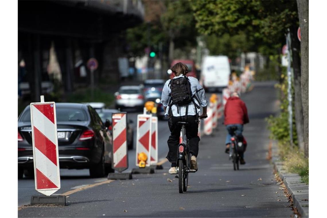 Radfahrer unterwegs in Berlin. Das Ziel des Nationalen Radverkehrsplans 2020, den Radverkehrs-Anteil auf 15 Prozent zu steigern, wurde nach Einschätzung des ADFC verfehlt. Foto: Paul Zinken/dpa-Zentralbild/dpa