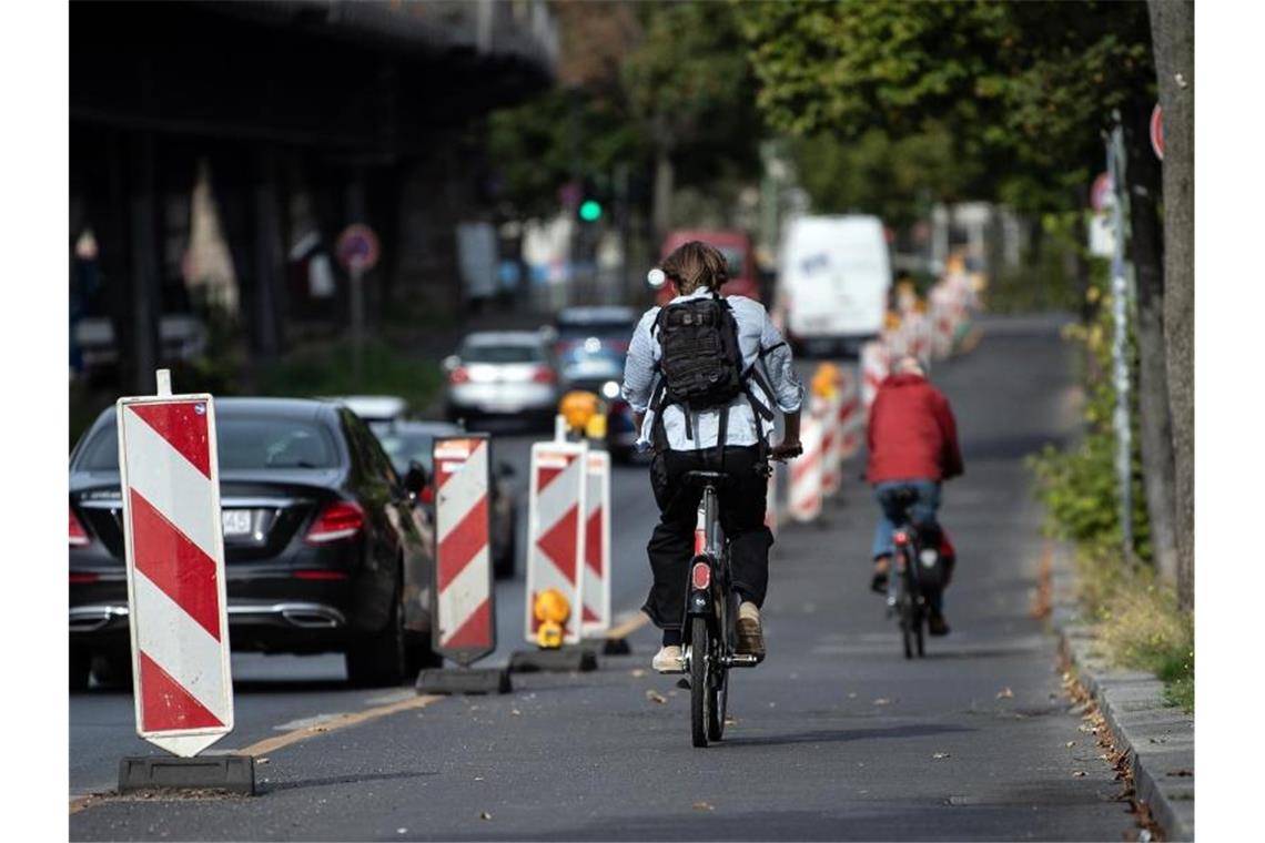ADFC: Oft fehlt der Mut, mehr Platz fürs Rad zu schaffen Radfahrer unterwegs in Berlin. Das Ziel des Nationalen Radverkehrsplans 2020, den Radverkehrs-Anteil auf 15 Prozent zu steigern, wurde nach Einschätzung des ADFC verfehlt. Foto: Paul Zinken/dpa-Zentralbild/dpa