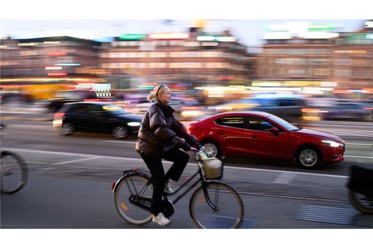 Radfahrerin in Kopenhagen: Selbst in dieser fahrradfreundlichen Stadt dominiert noch das Auto.