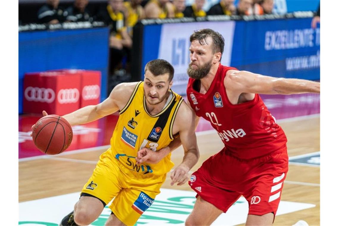 Basketball: Ludwigsburg und Ulm im Duell um Finaleinzug Radii Caisin (l) von Ludwigsburg in Aktion gegen Danilo Barthel von München. Foto: Ulf Duda/fotoduda.de/BBL/Pool/dpa