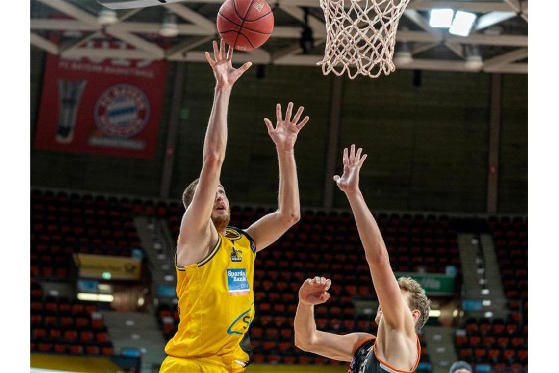 Staunen über Basketball-Unentschieden: „Niemals gedacht“ Radii Caisin (l) von Ludwigsburg in Aktion gegen Patrick Heckmann von Ulm. Foto: Ulf Duda/fotoduda.de/BBL/Pool/dpa