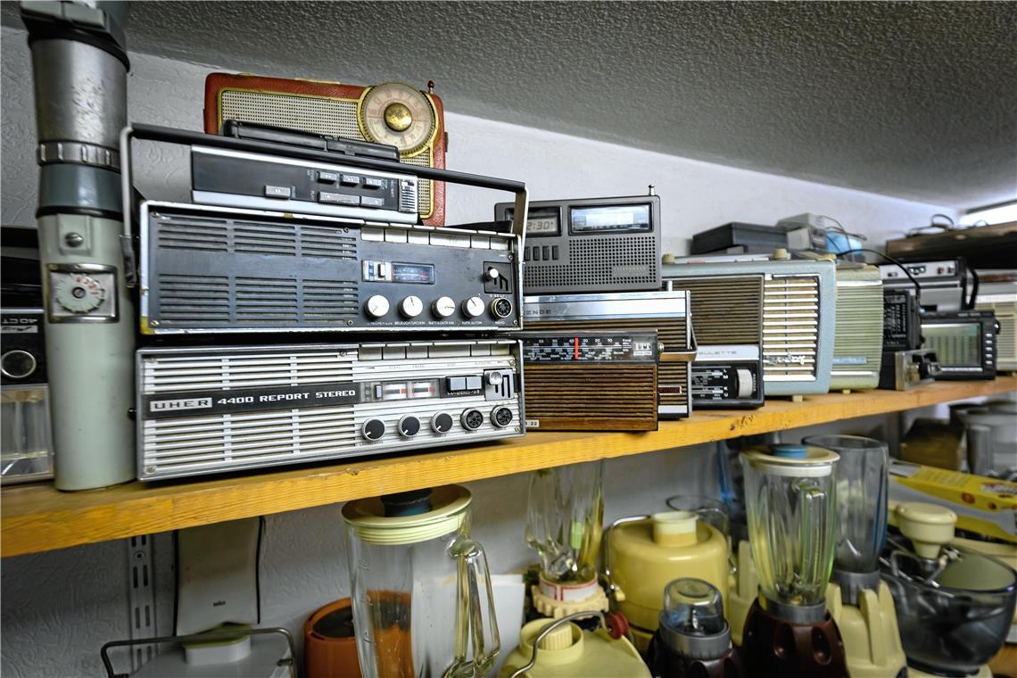 Radios und Haushaltsgeräte aus der Zeit nach dem Zweiten Weltkrieg.