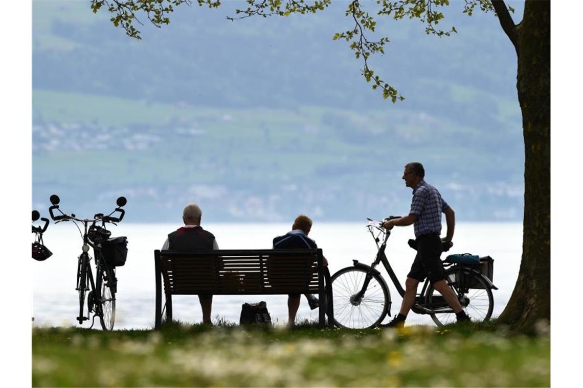 Radler in Kressbronn am Ufer des Bodensees. Foto: picture alliance / dpa/Archivbild