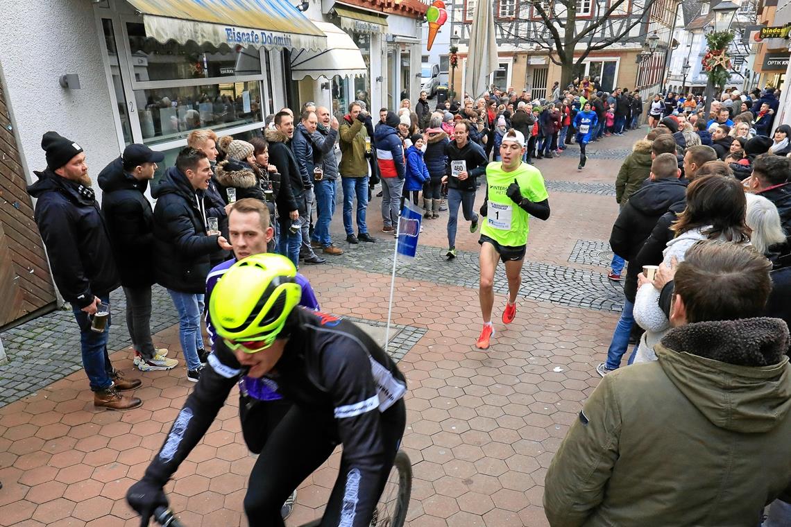 Radsportler Tim Schlichenmaier bahnte Jens Mergenthaler den Weg, trotzdem kosteten die vielen Überrundungen etwas Zeit. Zum souveränen Sieg reichte es dem 22-Jährigen trotzdem. Foto: A. Becher