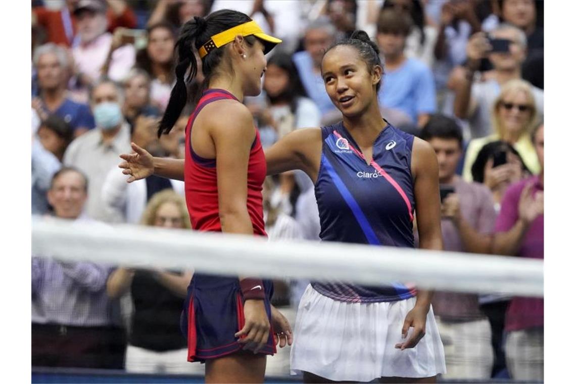 Raducanu (l) und die Kanadierin Leylah Fernandez unterhalten sich nach dem Finale am Netz. Foto: Seth Wenig/AP/dpa