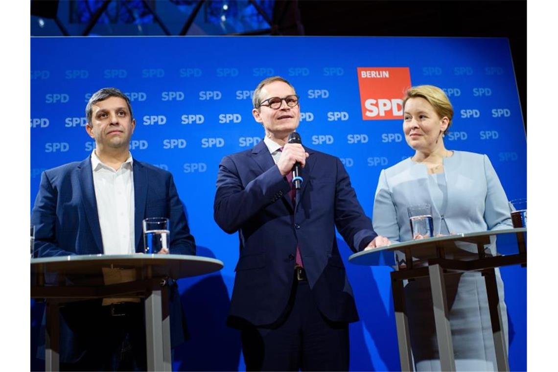 Raed Saleh (l-r), Fraktionsvorsitzender der SPD im Abgeordnetenhaus Berlin, Michael Müller (SPD), Regierender Bürgermeister von Berlin, Franziska Giffey (SPD), Bundesministerin für Familie, Senioren, Frauen und Jugend, sprechen auf einer gemeinsamen Pressekonferenz. Foto: Gregor Fischer/dpa