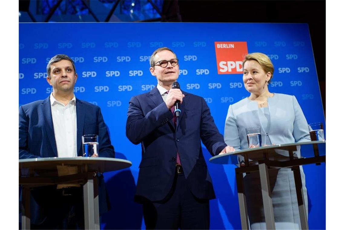 Giffey will Berliner SPD wieder zur Volkspartei machen Raed Saleh (l) und Franziska Giffey (r) lösen Michael Müller (M) an der Spitze der Berliner SPD ab. Foto: Gregor Fischer/dpa