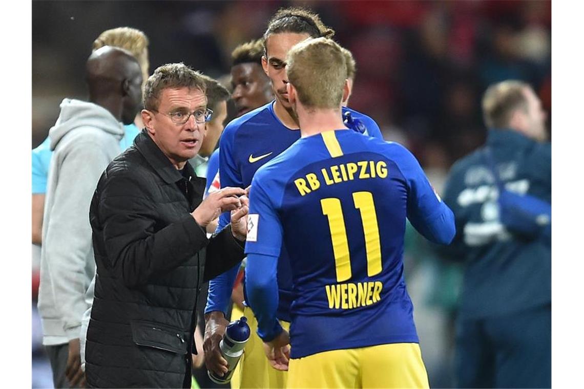 Rät Timo Werner zu einem Verbleib in Leipzig: Ex-Coach Ralf Rangnick (l). Foto: Torsten Silz/dpa