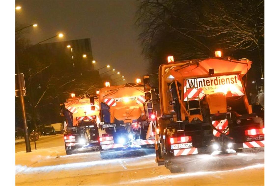 Zitterpartie vorbei: Tauwetter sorgt für Ende der Kältewelle Räumfahrzeuge der Stadtreinigung Hamburg sind nach starkem Schneefall auf Hamburgs Straßen unterwegs. Foto: Christian Charisius/dpa