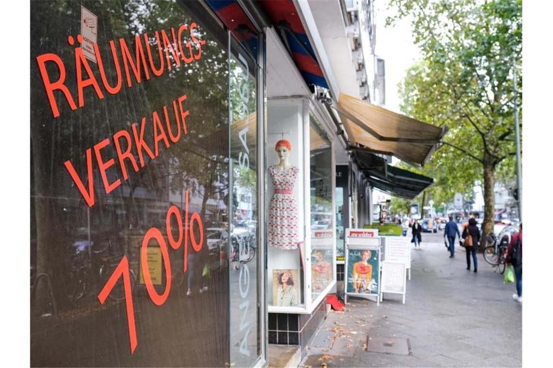"Räumungsverkauf 70 Prozent" steht an einem Geschäft in Berlin-Wilmersdorf. Ein verlängerter Teil-Lockdown würde die deutsche Wirtschaft erneut schwer treffen. Foto: Jens Kalaene/dpa-Zentralbild/dpa