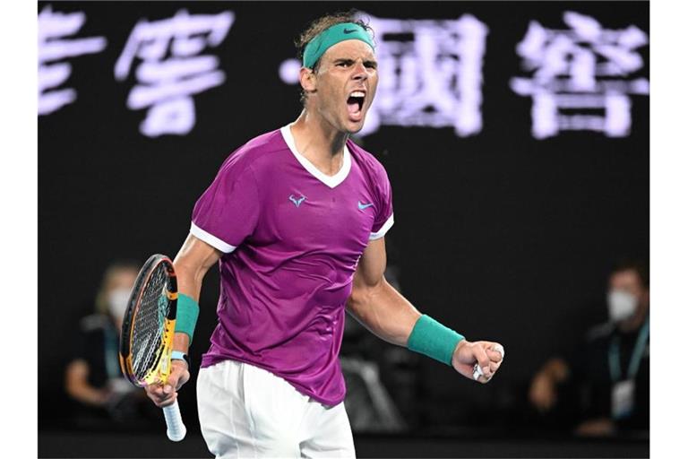 Rafael Nadal feiert den Gewinn des dritten Satzes. Foto: Dave Hunt/AAP/dpa