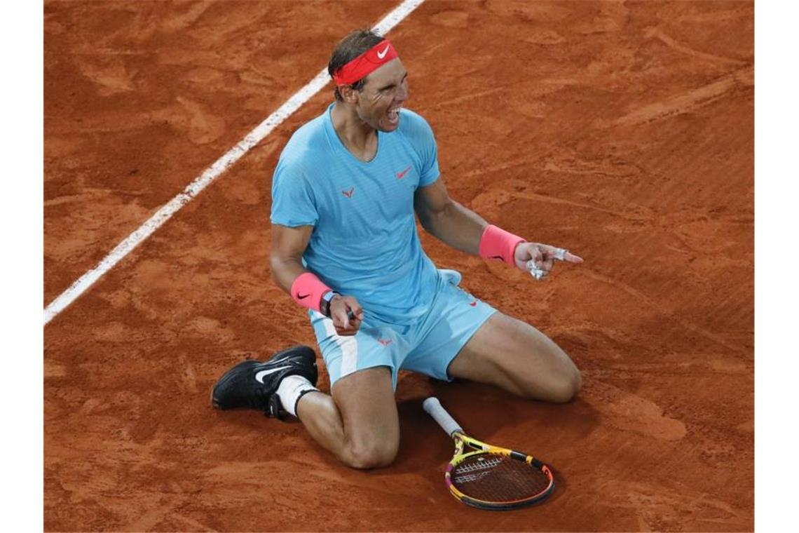 Thron-Jubiläum für Nadal: Mit 100. Sieg zum Triumph in Paris Rafael Nadal feiert seinen Sieg über Novak Djokovic im Finale der French Open. Foto: Christophe Ena/AP/dpa