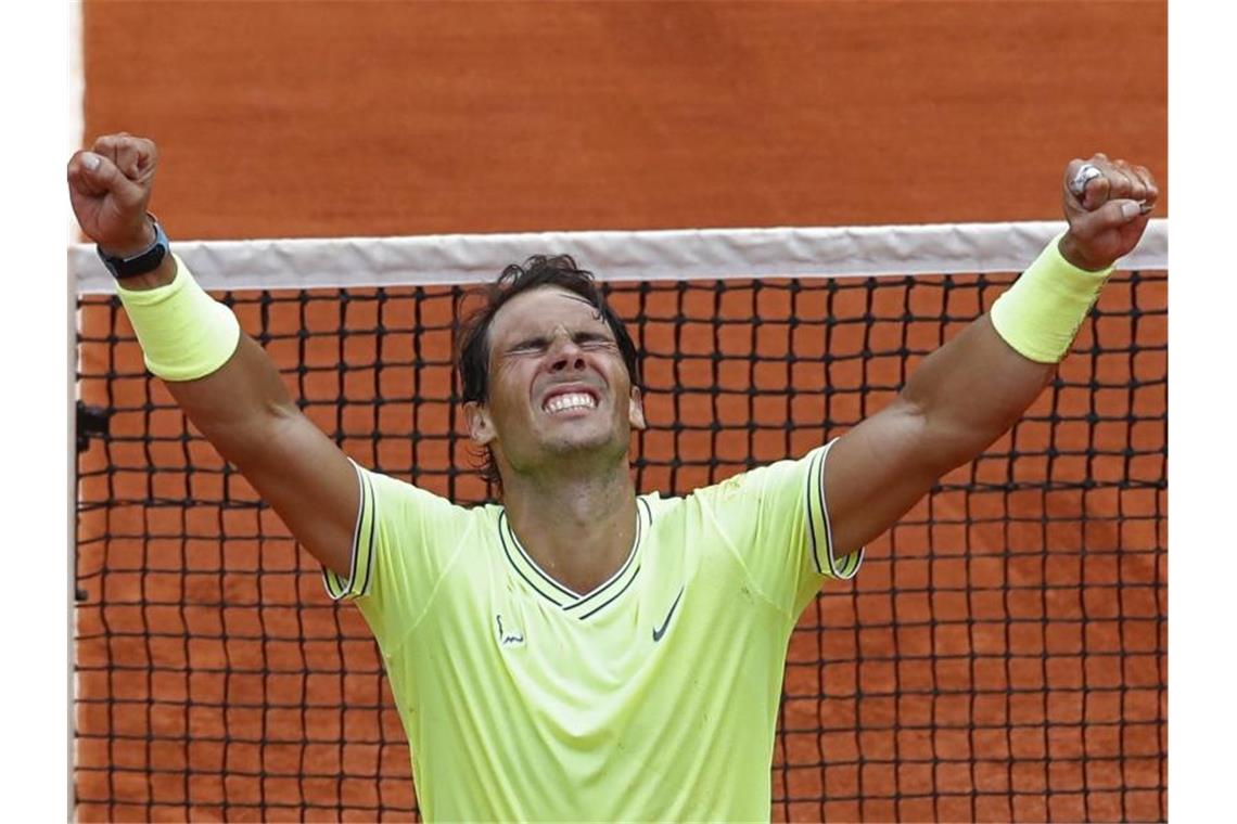 French-Open-Sieger Nadal: Kein Turnier vor Wimbledon Rafael Nadal feiert seinen Triumph bei den French Open. Foto: Christophe Ena/AP