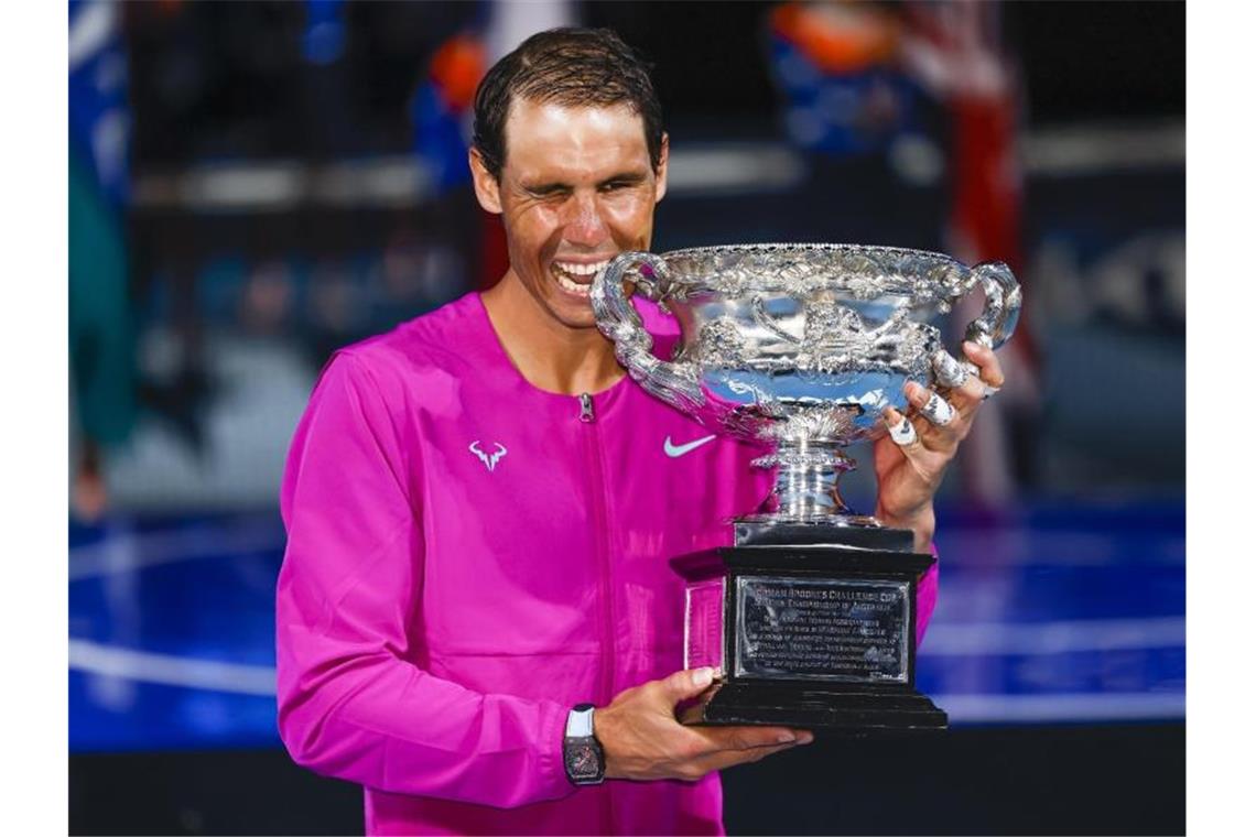 „Tennis-Geschichte“: Nadal feiert 21. Grand-Slam-Titel Rafael Nadal mit der Trophäe der Australian Open. Foto: Frank Molter/dpa
