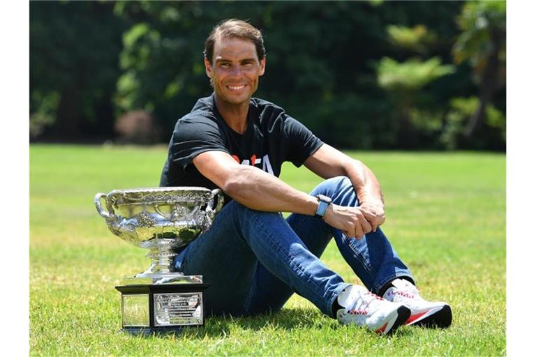 Rafael Nadal posiert für ein Bild mit dem Norman Brookes Challenge Cup in Melbourne. Foto: Joel Carrett/AAP/dpa