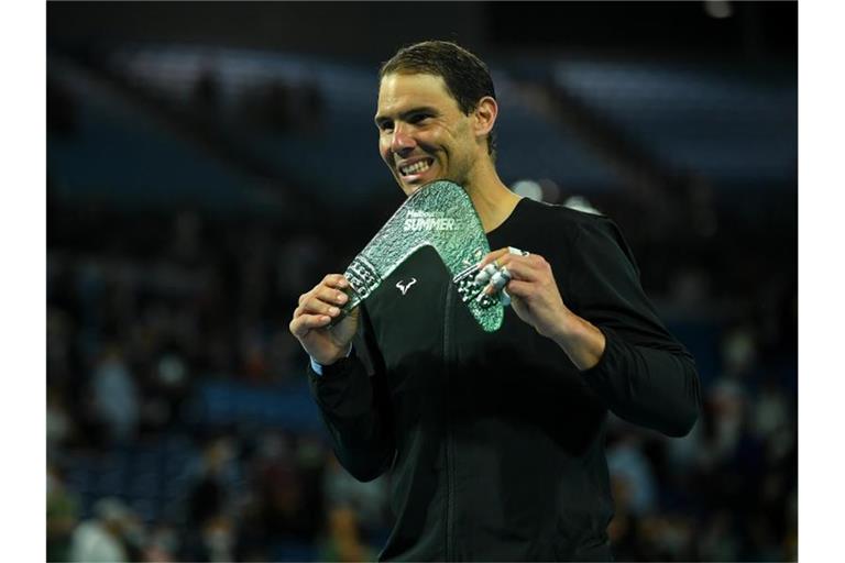 Rafael Nadal posiert nach seinem Sieg in Melbourne mit Trophäe. Foto: James Ross/AAP/dpa