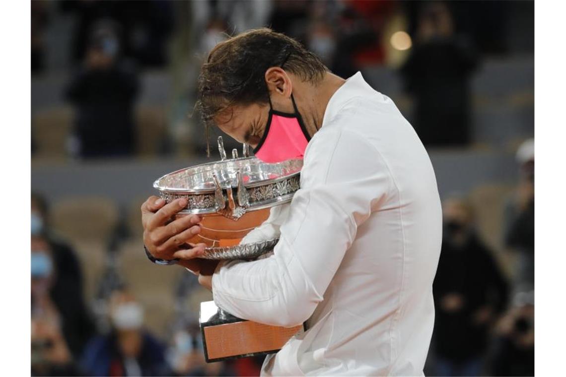 Rafael Nadal umarmt seinen Pokal. Mit seinem Sieg in Paris hat er zum 13. Mal die French Open gewonnen. Foto: Christophe Ena/AP/dpa