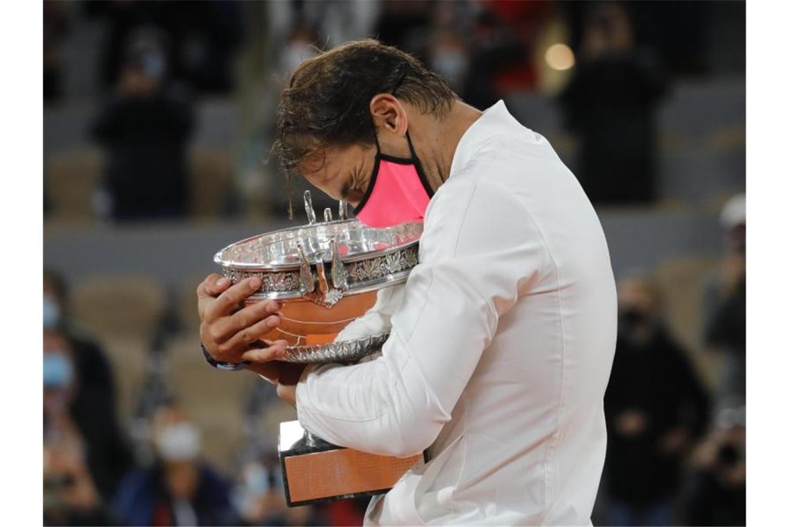 French-Open-Dominator Nadal im „Garten Eden von Federer“ Rafael Nadal umarmt seinen Pokal. Mit seinem Sieg in Paris hat er zum 13. Mal die French Open gewonnen. Foto: Christophe Ena/AP/dpa