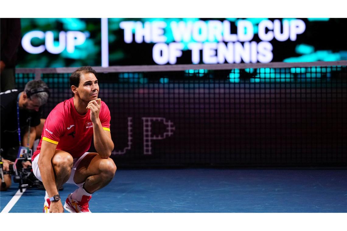 "Gracias": Nadals große Karriere endet als Zuschauer Rafael Nadal verfolgt gerührt die Videobotschaften langjähriger Weggefährten.