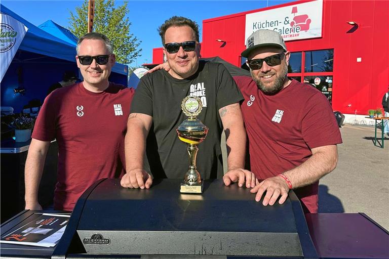 Rafael Reiss (von links), Sascha Wolter und Adrian Peller haben in Bad Windsheim den zweiten Platz ergrillt. Foto: privat