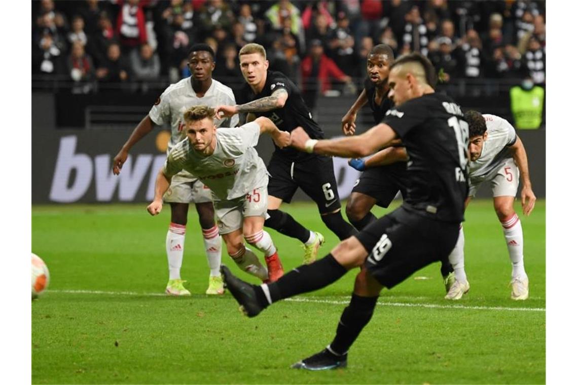 Eintracht übernimmt mit Sieg über Piräus Gruppenspitze Rafael Santos Borré brachte die Eintracht vom Elfmeterpunkt in Führung. Foto: Arne Dedert/dpa