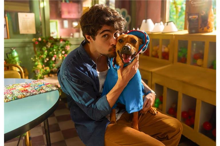 Rafael Vitti als Pedro und Amendoim as Caramelo werden im neuen Netflix-Film gute Freunde.