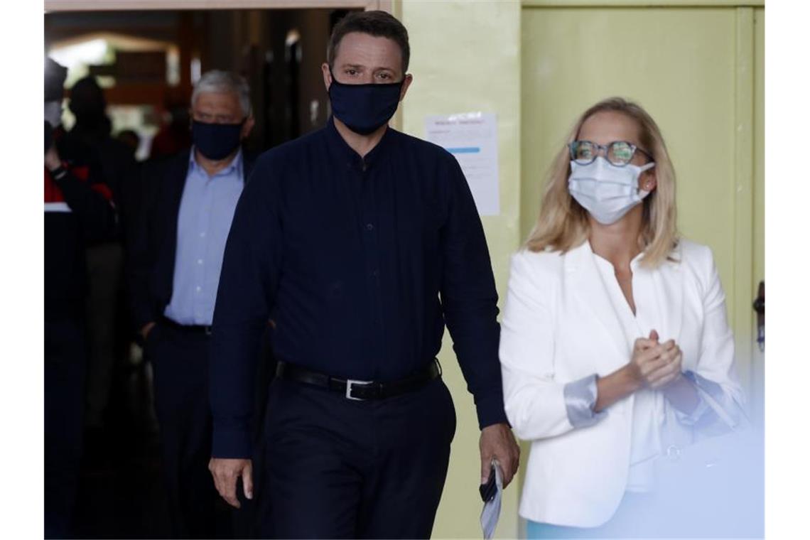 Wahlkrimi in Polen: Das Rennen zwischen Duda und Trzaskowski Rafal Trzaskowski, Bürgermeister von Warschau und Präsidentschaftskandidat von Polens größtem Oppositionsbündnis, und seine Frau Malgorzata kommen in ein Wahllokal. Foto: Petr David Josek/AP/dpa