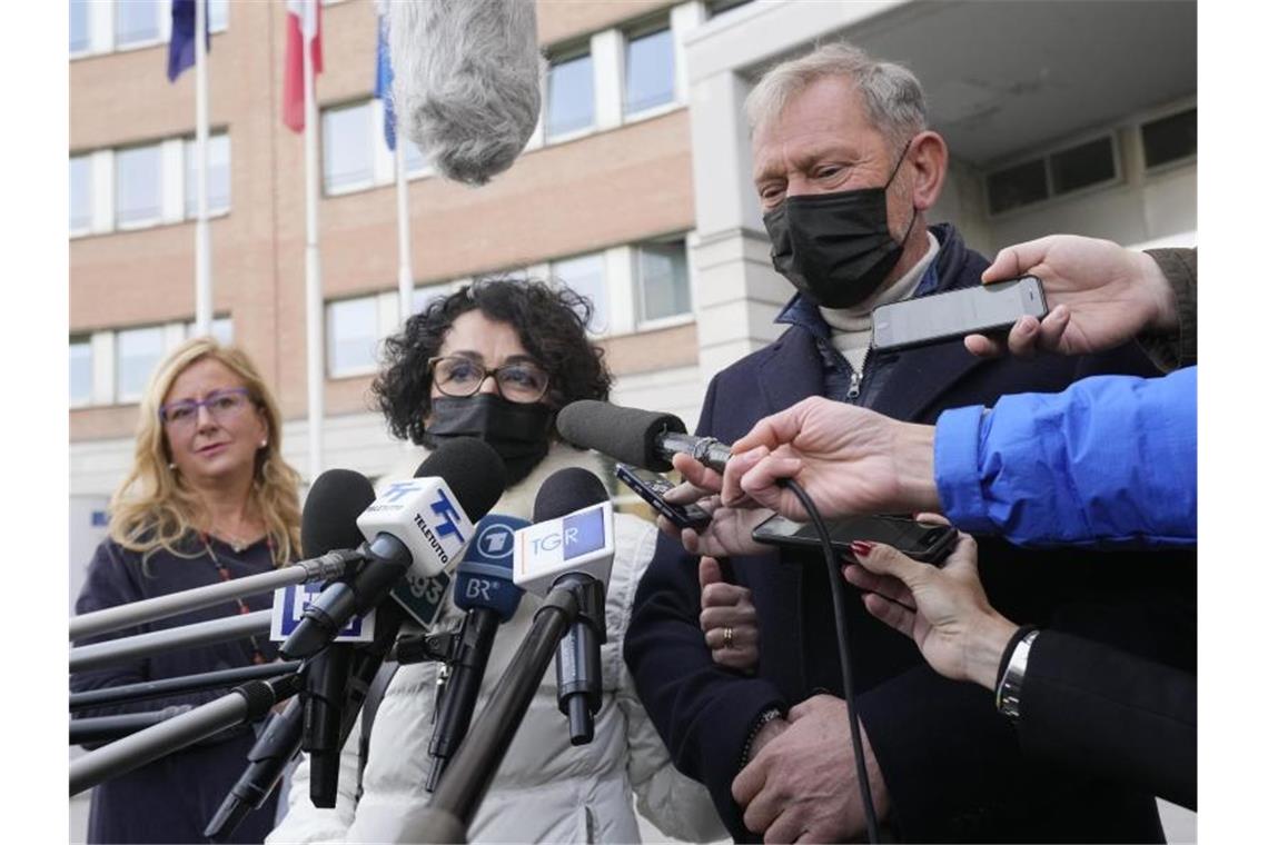 Raffaele Nedrotti (r) und seine Frau Nadia, die Eltern der Frau, die bei einer Bootskollision auf dem Gardasee ums Leben kam, vor dem Gericht von Brescia. Foto: Antonio Calanni/AP/dpa
