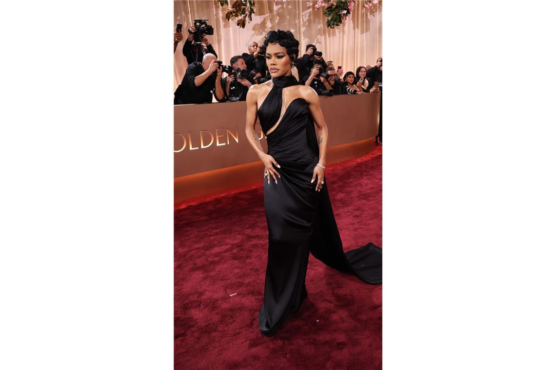 Raffiniert gewickelt: Tenyana Turner trug ein schwarzes schmales Kleid mit Schleppe von Schiaparelli.