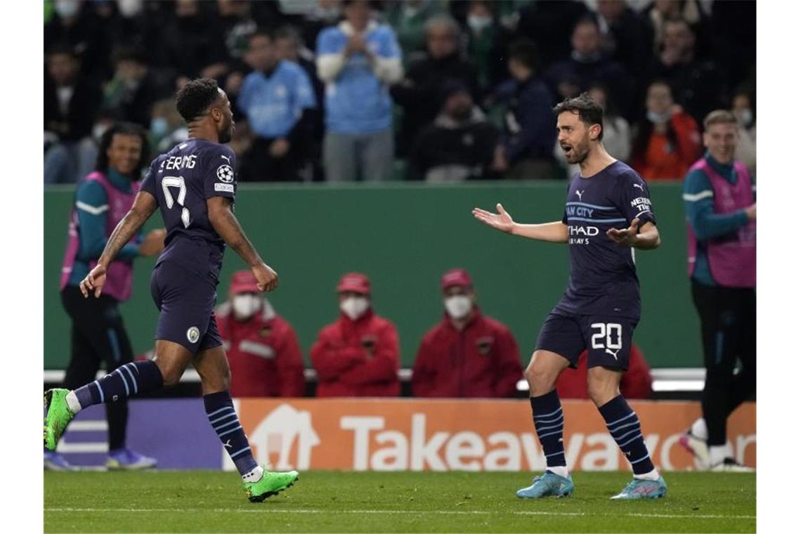 PSG dank Mbappé auf Kurs Viertelfinale - Kantersieg für City Raheem Sterling (l) von Manchester City jubelt mit Bernardo Silva über das Tor zum 5:0 gegen Sporting. Foto: Armando Franca/AP/dpa