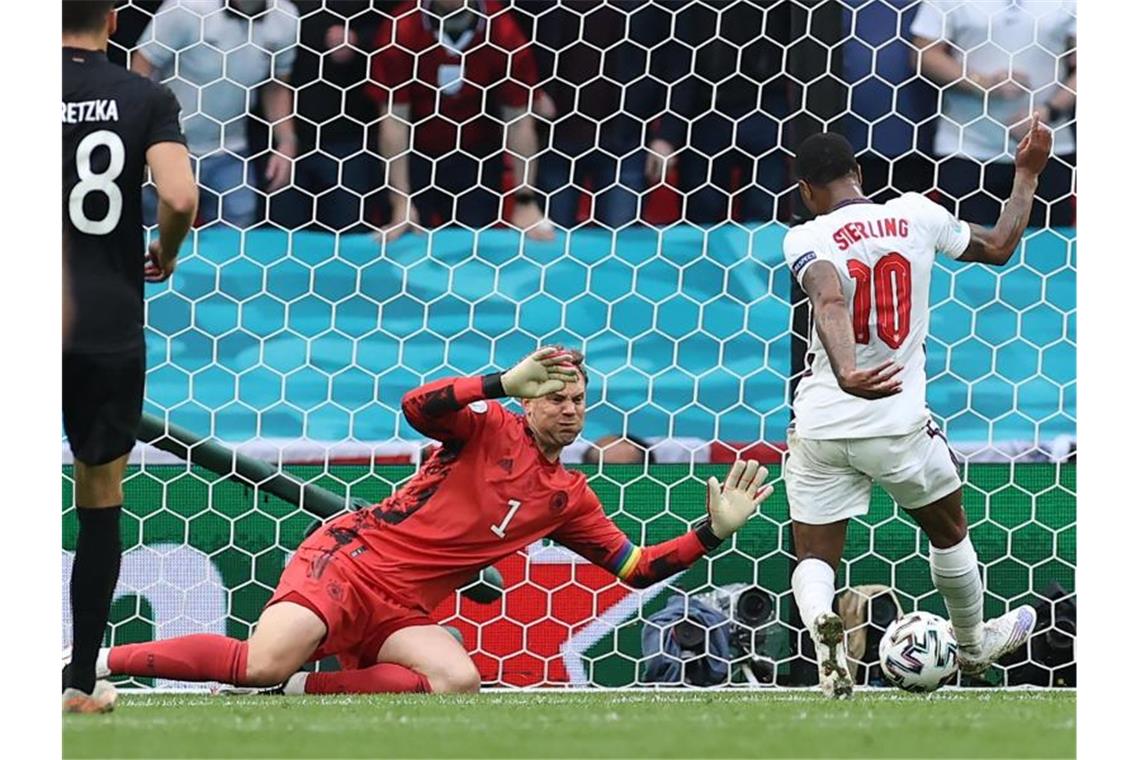Wembley-K.o.: England schickt Löw in Bundestrainer-Rente Raheem Sterling (r) brachte England in der zweiten Halbzeit in Führung. Foto: Christian Charisius/dpa