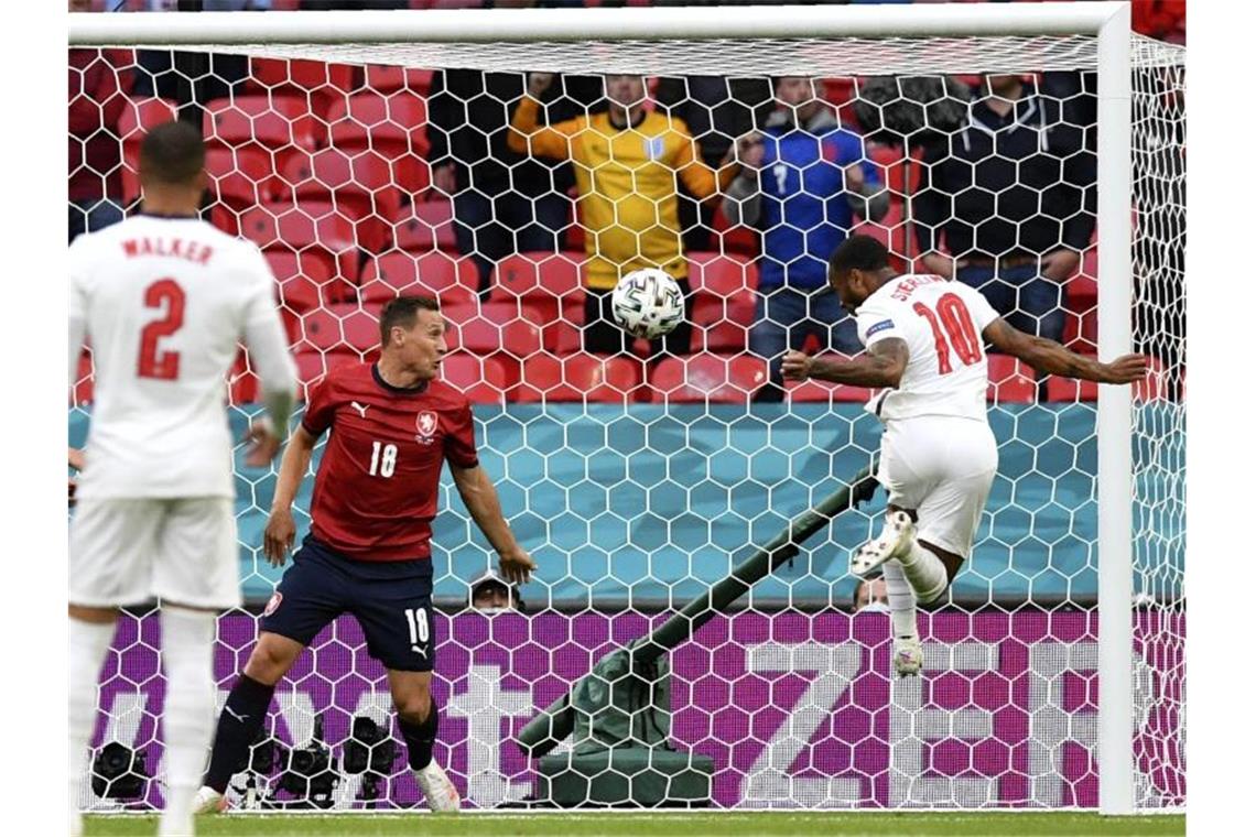 Raheem Sterling (r) trifft zur 1:0-Führung für England. Foto: Justin Tallis/AFP Pool/dpa