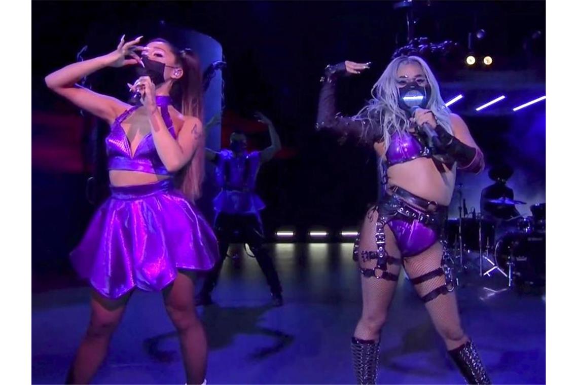 MTV Video Music Awards: Die große Lady Gaga-Show „Rain On Me“: Ariana Grande (l) und Lady Gaga bei den MTV Video Music Awards. Foto: Uncredited/MTV/AP/dpa