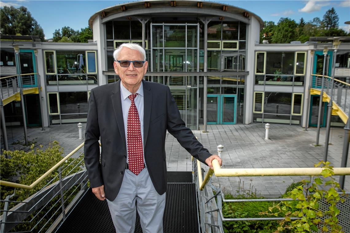 Rainer Deuschle wird heute 75. Das Bild zeigt ihn bei der Seniorenwohnanlage mit Seniorenbegegnungsstätte in den Brüdenwiesen in Unterweissach. Der Bau der Anlage war eines der Projekte, die ihm als Bürgermeister besonders wichtig waren. Foto: A. Becher