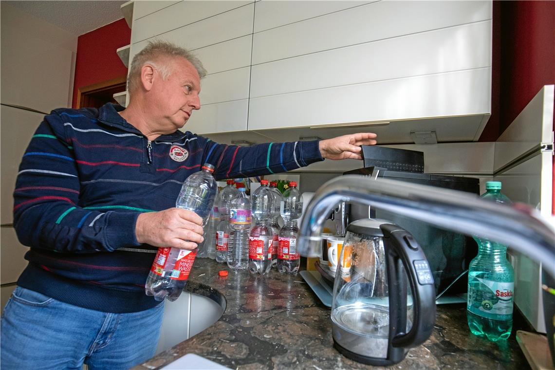 Trinkwasser noch immer nicht genießbar Rainer Duhnsen aus Burgstall hat die Nase voll, zum Supermarkt zu fahren, um Wasser für die Kaffeemaschine zu kaufen. Foto: A. Becher