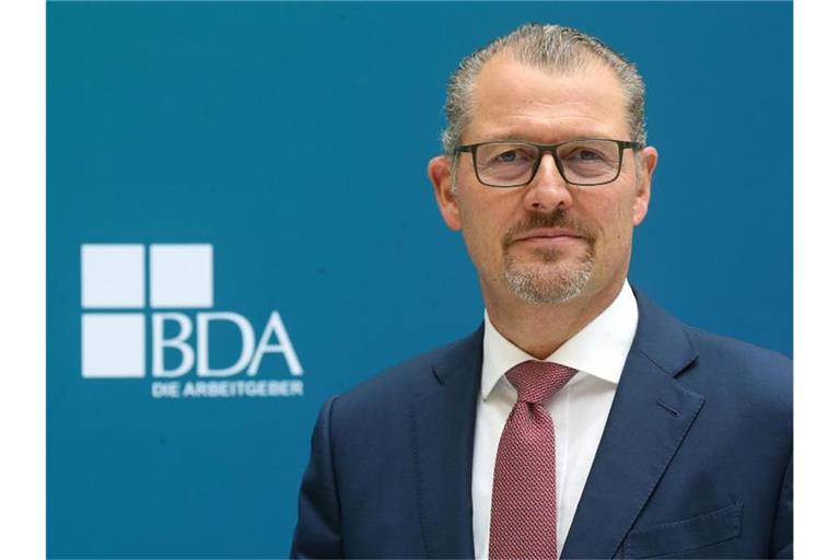 Rainer Dulger, Gesamtmetall-Präsident, steht nach seiner Wahl zum neuen Präsidenten der Bundesvereinigung der Deutschen Arbeitgeberverbände (BDA) im Atrium seines neuen Dienstsitzes. Foto: Wolfgang Kumm/dpa
