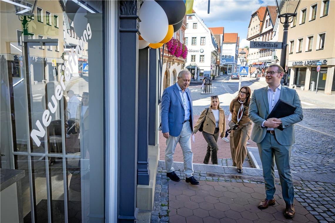 Rainer Gauger (von links), Jennifer Studzinski, Sigrid Göttlich und Maximilian Friedrich sehen mit Freude, dass sich viele Leerstände in der Stadt inzwischen gefüllt haben – etwa beim neu eröffneten Friseursalon Peshko. Fotos: Alexander Becher